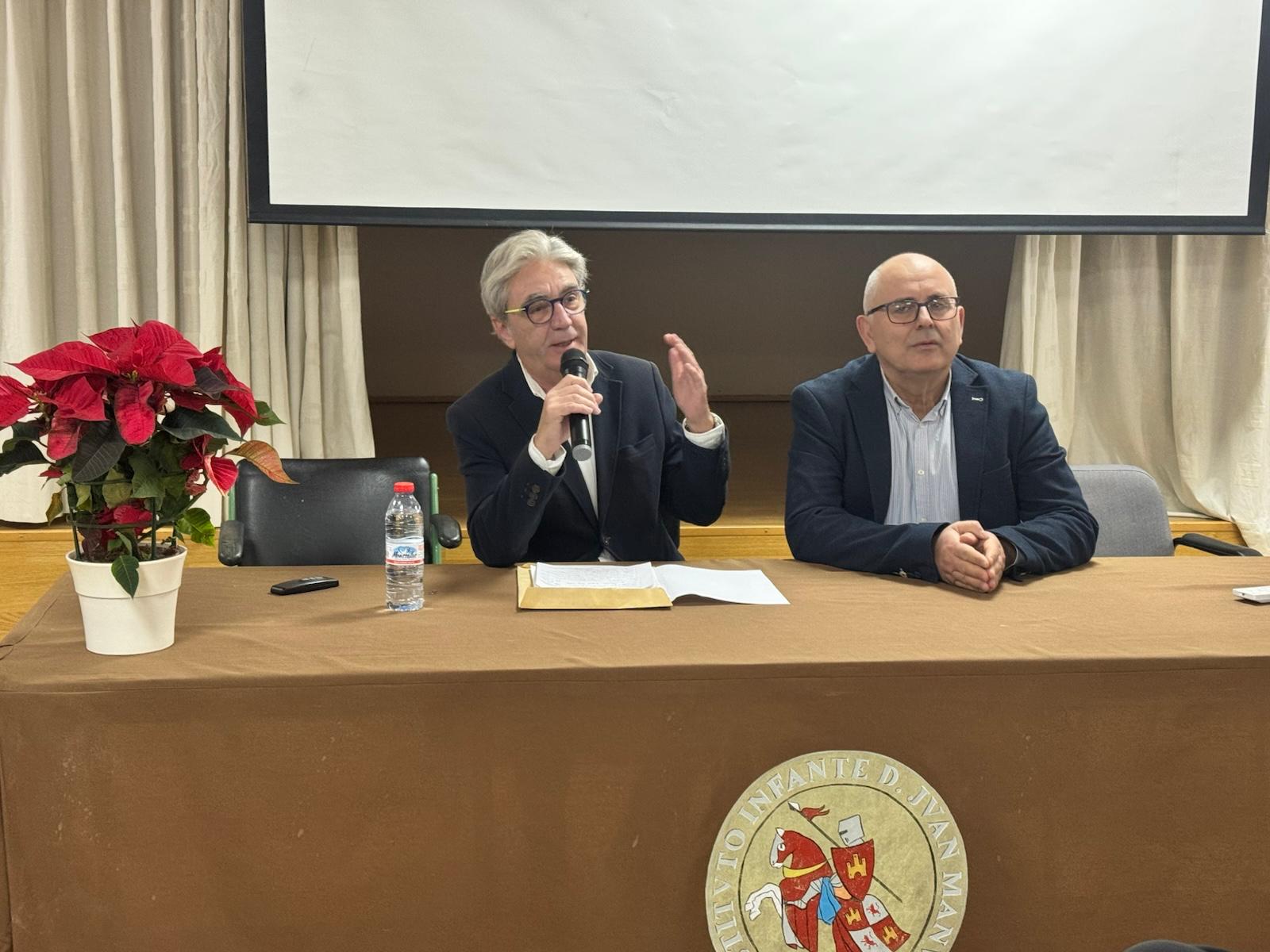 EL IES INFANTE CONMEMORA LA CONSTITUCIÓN CON LA VISITA DEL VICEPRESIDENTE DE LA ASAMBLEA Y UN ACTO INCLUSIVO EN EL PATIO.