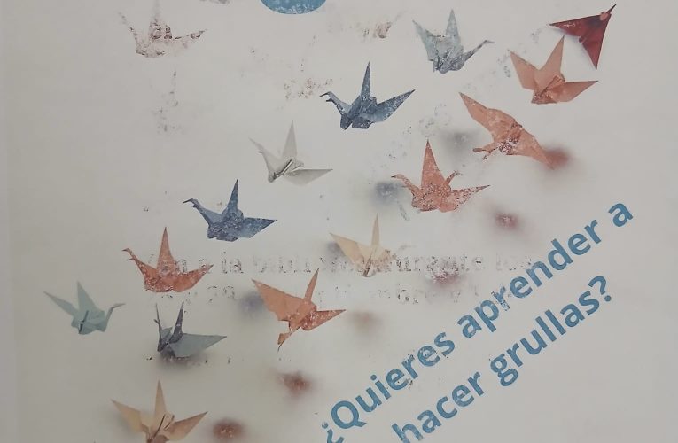 GRULLAS DE ORIGAMI EN LA BIBLIOTECA EN FAVOR DE UNOS CUIDADOS PALEATIVOS UNIVERSALES
