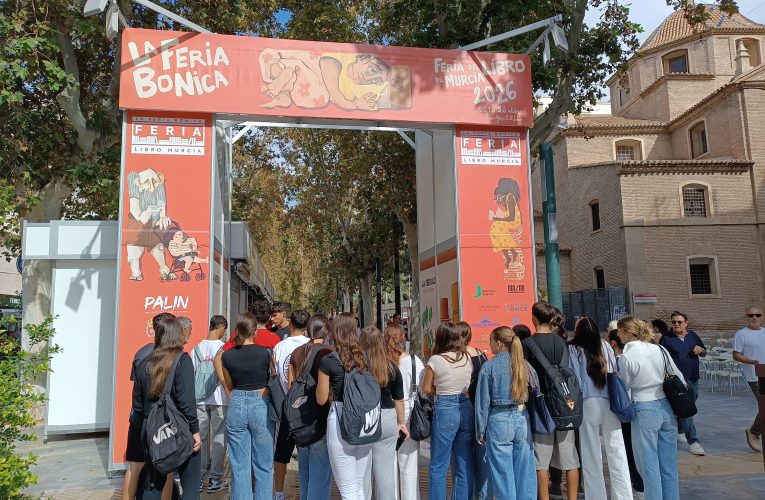 LOS ALUMNOS DE LITERATURA UNIVERSAL DE 1º DE BACHILLERATO VISITAN LA FERIA DEL LIBRO Y LA UNIVERSIDAD DE MURCIA